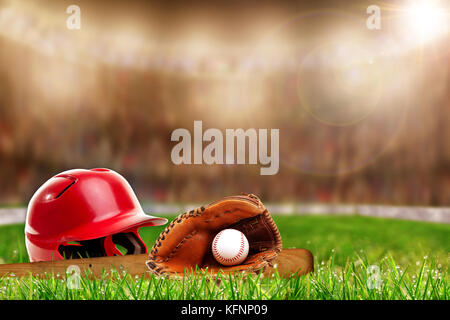 Low Angle View von baseball Helm, bat, Handschuh und Ball auf Feld Gras und absichtliche flache Tiefenschärfe auf hell Stadion Hintergrund mit Co lit Stockfoto