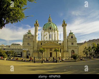 Wien, Österreich, 20.09.2014, großem Betrachtungswinkel und der Karlskirche, nur wenige Menschen Touristen vor Stockfoto