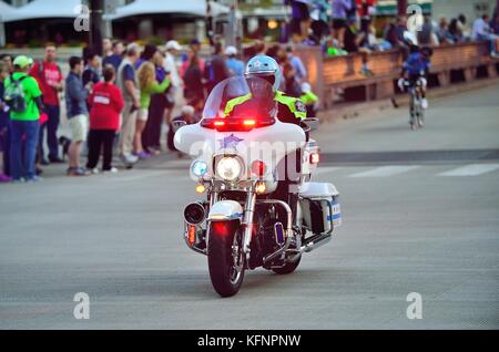 Ein Polizei Motorrad und montiert Officer bei der Leitung der Chicago Marathon 2017. Chicago, Illinois, USA. Stockfoto