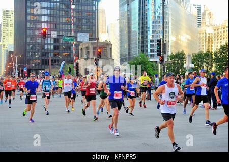 Ein Meer von Läufer, wie sie der State Street Brücke an den 40. Jahrestag der Chicago Marathon 2017 gekreuzt. Stockfoto