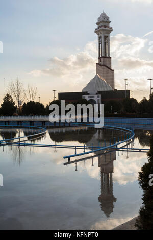 Tehran International permanente Messegelände, Reflexion der Minarett in Gewässern Pool, vertikal gedreht. Stockfoto