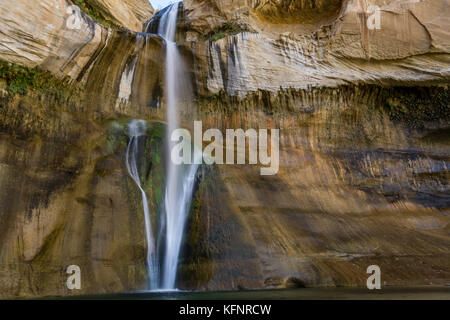 Eine kurze Wanderung in der Nähe von Boulder, Utah führt zu diesem wunderschönen Wasserfall. Stockfoto