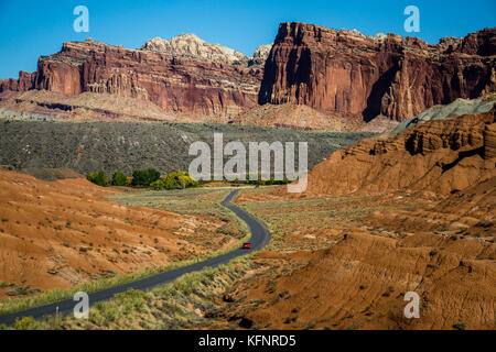 Eine landschaftlich reizvolle Fahrt in der Nähe des Visitor Center des Capitol Reef. Stockfoto