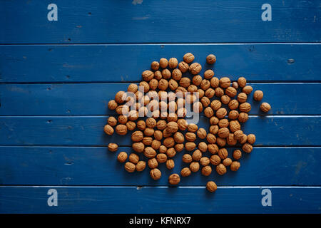 Bündel von walnüssen auf Blau Holztisch Stockfoto