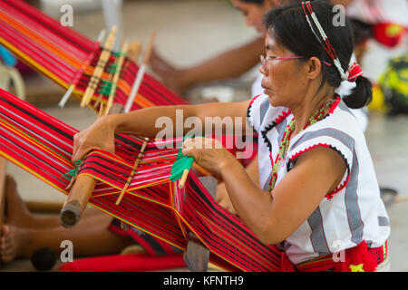 Ifugao-Frauen weben während des jährlichen Imbayah-Festivals, das die uralten Traditionen der indigenen Ifugao-Stämme von Banaue, Philippinen, feiert. Stockfoto