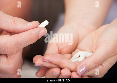 Nahaufnahme der Arzt in die Hand geben, um Medizin zu Patient Stockfoto