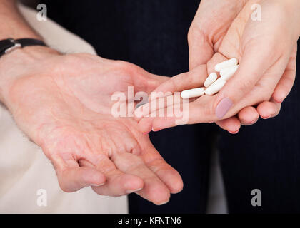 Nahaufnahme der Arzt in die Hand geben, um Medizin zu Patient Stockfoto