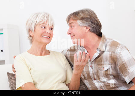 Portrait von Happy senior Paar zusammen Nebeneinander sitzen Stockfoto