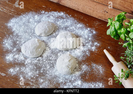 Teigstücke auf Holztisch in der Küche Stockfoto