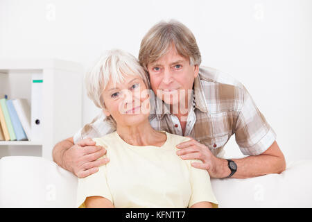 Portrait von Happy senior Paar zu Hause lächeln Stockfoto