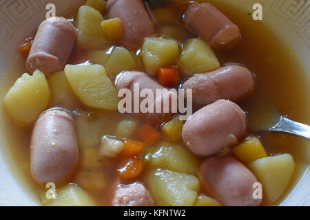 Beliebte finnische Küche siskonmakkara Suppe (siskonmakkarakeitto). siskonmakkara ist ein milder, Finnische frische Wurst aus Schweinefleisch. Stockfoto