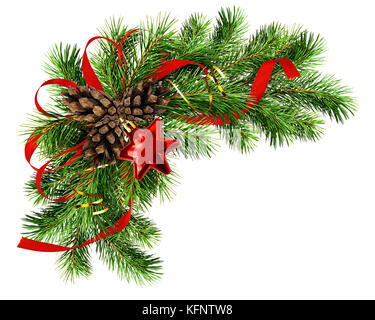 Weihnachten arrangement mit Tannenzweigen, Kegel und roter Seide Schleife isoaletd auf Weiß Stockfoto