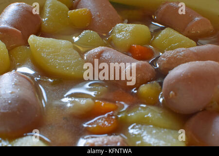 Beliebte finnische Küche siskonmakkara Suppe (siskonmakkarakeitto). siskonmakkara ist ein milder, Finnische frische Wurst aus Schweinefleisch. Stockfoto