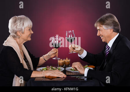 Gerne älteres Paar zusammen mit Wein In einem Restaurant Essen Stockfoto