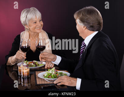 Gerne älteres Paar zusammen mit Wein In einem Restaurant Essen Stockfoto
