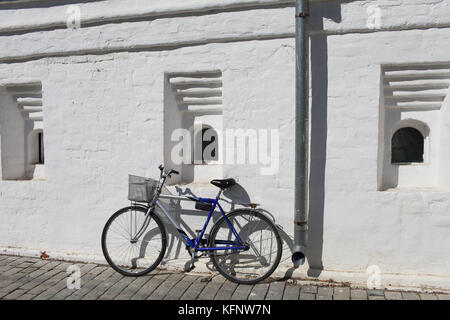 Straße Fahrrad gegen eine weiße Wand lehnt Stockfoto