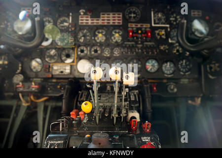 Flug Schreibtisch Control Panel auf einem Flugzeug für Antenne Kartographie, Aufklärung und Transport ausgelegt. alte Technologie Flugzeuge. Stockfoto