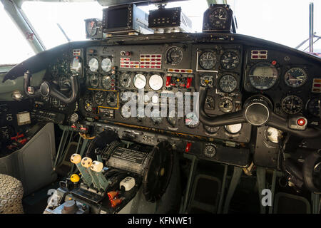 Flug Schreibtisch Control Panel auf einem Flugzeug für Antenne Kartographie, Aufklärung und Transport ausgelegt. alte Technologie Flugzeuge. Stockfoto