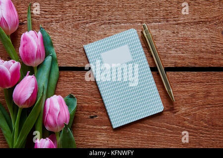 Schreiben Tagebuch Notizbuch und Tulpen Frühling Atmosphäre Stockfoto