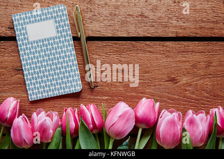 Schreiben Tagebuch Frühling Atmosphäre rosa Tulpen Stockfoto