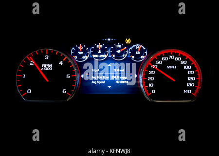Moderne, helle Auto Kilometerstand (Armaturenbrett, Laufleistung) auf schwarzem Hintergrund isoliert. Neue Anzeige eines modernen Autos. avg Kraftstoff econ, avr-Geschwindigkeit. Stockfoto