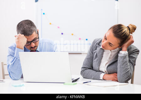 Geschäftsleute sind von Überstunden müde. Stockfoto