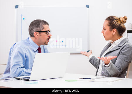 Geschäft Leute argumentieren in ihrem Büro. Stockfoto