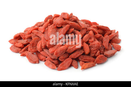 Stapel von getrockneten Goji Beeren isoliert auf weißem Stockfoto