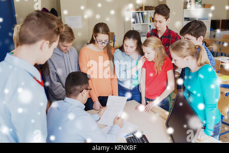 Gruppe von Schülern und Lehrer mit Prüfungen in der Schule Stockfoto