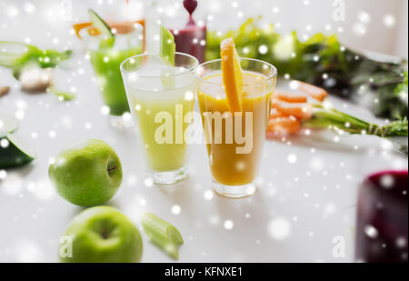 Gläser mit verschiedenen Frucht- oder Gemüsesäfte Stockfoto