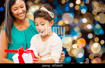 Glückliche Mutter und Tochter Mädchen mit Geschenk Box Stockfoto