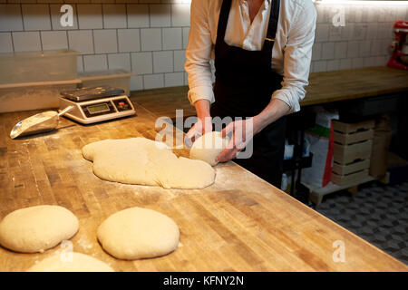 Baker portionierung Teig mit Sitzbank kutters Bäckerei Stockfoto