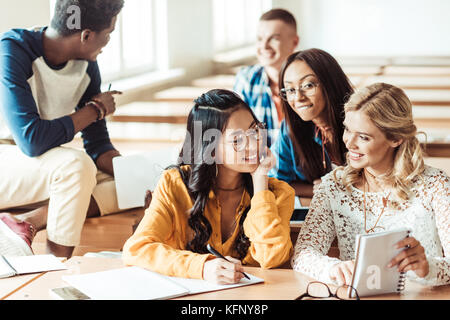 Schüler diskutieren, Hausaufgaben Stockfoto