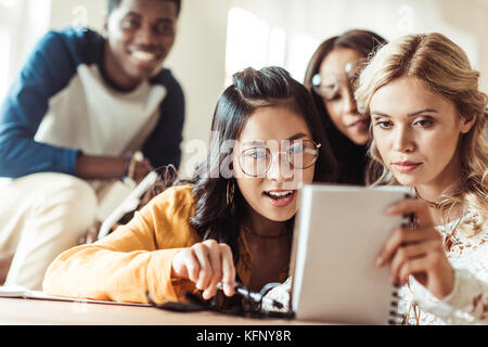 Aufgeregt Studenten am Notebook Stockfoto