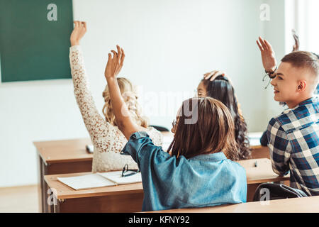 Die Teilnehmer heben die Hände in der Klasse Stockfoto