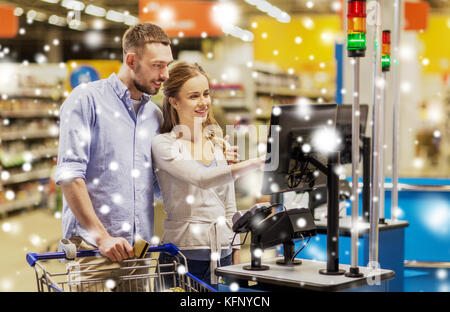 paar, Einkauf von Lebensmitteln im Supermarkt SB-Kasse Stockfoto