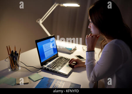 Geschäftsfrau mit Laptop in der Nacht Büro Stockfoto