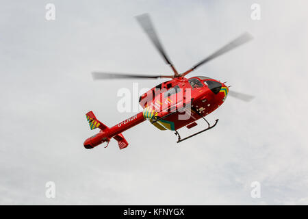 London Air Ambulance helicopter Rückkehr auf der Royal London Hospital zum Hubschrauberlandeplatz. Stockfoto