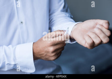 Mann zuzuknöpfen Manschetten Stockfoto