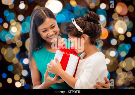 Glückliche Mutter und Tochter Mädchen mit Geschenk Box Stockfoto