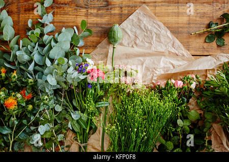 Tabelle mit einem wilden Mix aus Blumen Blumengeschäft hinter die Kulissen Stockfoto