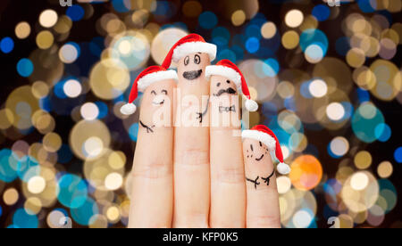 Nahaufnahme der Finger in santa Hüte an Weihnachten Stockfoto