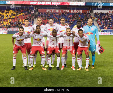 Harrison, der Vereinigten Staaten von Amerika. 30 Okt, 2017. Neue Red Bulls Team stellt sich vor dem Mls cup Hinspiel Spiel gegen Red Bulls bei Red Bull Arena Toronto gewonnen 2 - 1 Credit: Lev radin/Pacific Press/alamy leben Nachrichten Stockfoto