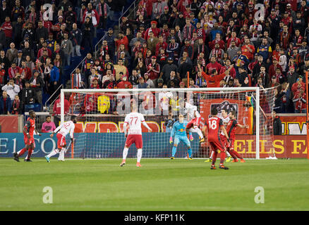 Harrison, der Vereinigten Staaten von Amerika. 30 Okt, 2017. Michael Murillo (62) der Red Bulls verteidigt Während mls cup Hinspiel Spiel gegen Toronto FC in der Red Bull Arena Toronto gewonnen 2 - 1 Credit: Lev radin/Pacific Press/alamy leben Nachrichten Stockfoto