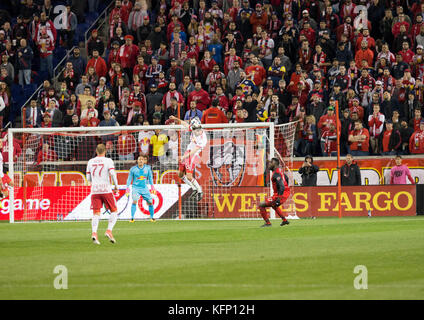 Harrison, der Vereinigten Staaten von Amerika. 30 Okt, 2017. Damien perrinelle (55) der Red Bulls verteidigt Während mls cup Hinspiel Spiel gegen Toronto FC in der Red Bull Arena Toronto gewonnen 2 - 1 Credit: Lev radin/Pacific Press/alamy leben Nachrichten Stockfoto