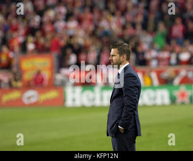 Harrison, der Vereinigten Staaten von Amerika. 30 Okt, 2017. Toronto FC Trainer Greg vanney während mls cup Hinspiel Spiel gegen Red Bulls bei Red Bull Arena Toronto 2 - 1 Credit gewann: Lev radin/Pacific Press/alamy leben Nachrichten Stockfoto