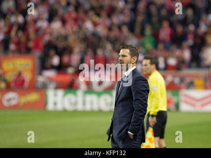 Harrison, der Vereinigten Staaten von Amerika. 30 Okt, 2017. Toronto FC ccoach Greg vanney während mls cup Hinspiel Spiel gegen Red Bulls bei Red Bull Arena Toronto 2 - 1 Credit gewann: Lev radin/Pacific Press/alamy leben Nachrichten Stockfoto