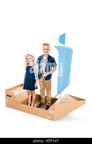 Kinder mit Spielzeug Schiff Stockfoto