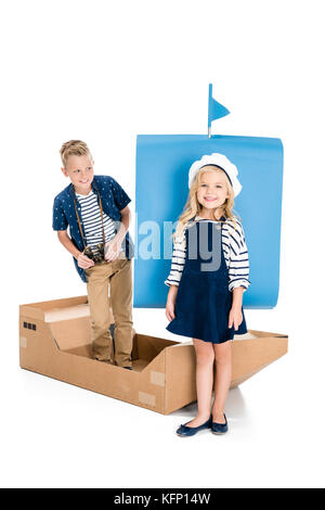 Kinder mit Spielzeug Schiff Stockfoto