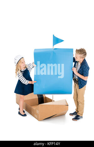 Kinder mit Spielzeug Schiff Stockfoto